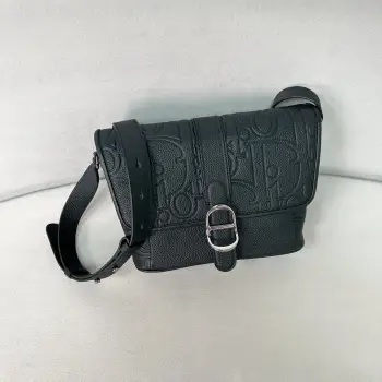 <p>新品首发  Daily翻盖信使包</p><p>采用Gravity印花图案黑色粒面牛皮</p><p>外观简约而时尚</p><p>内部空间利落宽敞</p><p>双锁扣翻盖开合时尚又有格调</p><p>包身整体风格随性感和时尚感兼具</p><p>帅气潇洒</p><p>时髦百搭又日常的一款包包 </p><p>特别适合出行游玩和通勤出街</p><p>尺寸 28*18*9.5cm  配全套包装 </p>