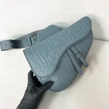 <p>新品首发男士Gravity全皮马鞍包</p><p>采用Gravity印花图案灰色粒面牛皮</p><p>标志性的马鞍包造型设计超级fashion</p><p>搭配磁性翻盖和隐藏拉链开合安全性很好</p><p>超级酷炫的精致锁扣更是独树一帜</p><p>内部空间利落宽敞</p><p>包身整体风格随性感和时尚感兼具</p><p>可肩背或斜挎</p><p>帅气潇洒</p><p>时髦百搭又日常的一款包包</p><p>特别适合出行游玩</p><p>尺寸 27*2*5cm</p>