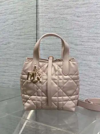 <p> 现货</p><p>Toujours竖版系列中号 专属菜篮子 有点太美了 高颜值包包 轻松拿捏高级感 超大菱格的设计 搭配经典的字母配饰 摩登时尚感十足 包身结构十分柔软 小牛皮材质高级感满满 别具一格的扣饰扣合时侧面可折叠 自带长肩带 实用度满分 容量也非常nice 日常出行物品统统放得下</p><p>size:2*18.5*22cm</p>