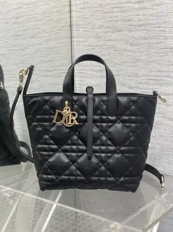 <p> 现货</p><p>Toujours竖版系列中号 专属菜篮子 有点太美了 高颜值包包 轻松拿捏高级感 超大菱格的设计 搭配经典的字母配饰 摩登时尚感十足 包身结构十分柔软 小牛皮材质高级感满满 别具一格的扣饰扣合时侧面可折叠 自带长肩带 实用度满分 容量也非常nice 日常出行物品统统放得下</p><p>size:2*18.5*22cm</p>