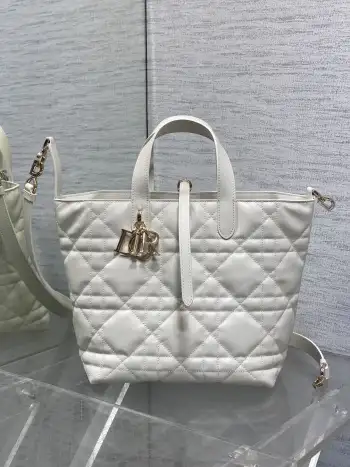 <p> 现货</p><p>Toujours竖版系列中号 专属菜篮子 有点太美了 高颜值包包 轻松拿捏高级感 超大菱格的设计 搭配经典的字母配饰 摩登时尚感十足 包身结构十分柔软 小牛皮材质高级感满满 别具一格的扣饰扣合时侧面可折叠 自带长肩带 实用度满分 容量也非常nice 日常出行物品统统放得下</p><p>size:2*18.5*22cm</p>