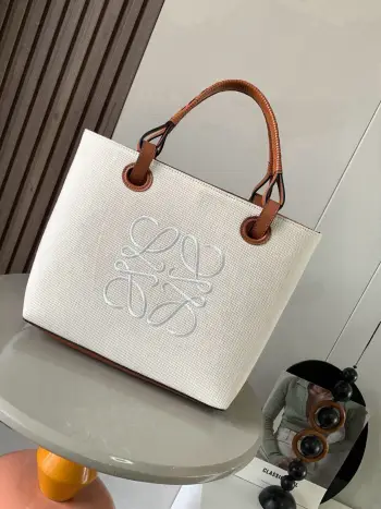 <p> 中号牛皮革 Anagram Tote 手袋亚麻布拼接托特色 没啥花里胡哨的设计 简单实用型 长短肩带的设计还挺好看的尺寸还比较合适 不算特别大 容易轻松满足日常需求 除了常规的经典肩带 还搭配独特的编织手柄  给简约的造型增添了不少时髦感和设计感 包身压印标志性Anagram徽标 辨识度和时尚气息那是拿捏得杠杠哒 搭配起来更是舒适又出片 可搭配较长的牛皮革顶部提手或较短的手工编织提手使用 这个尺寸版采和牛皮革制成 正面饰有大尺寸的Anagram  肩背或顶部提手携带 牛皮革系带固定*两个内部插袋*牛皮革衬里  </p><p>尺寸 29CM 25CM 14CM</p><p>款号 9300</p><p>颜色 白布绣花棕</p>