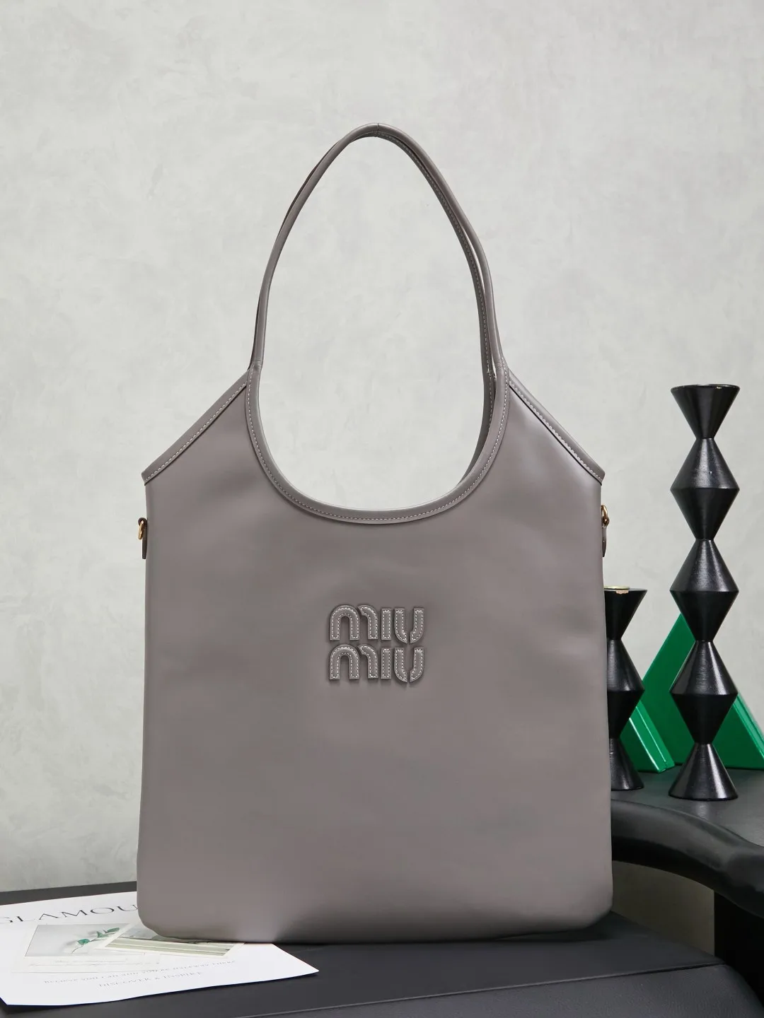 原单MIUMIU女包|高仿MIUMIU女包|精仿MIUMIU女包|一比一MIUMIU女包<p>5BG231 Miu家新款伊势丹限定托特包 官网主推 今年绝对式 顶级进口小牛皮 皮面细腻光滑柔软 质感高级 包身软而不塌 气质随性慵懒 容量超大 日常出街背它回头率百分百 手工缝制皮面Logo标志 内里全新麻布里 配拉链式口袋 尺寸35 X 40Cm</p>