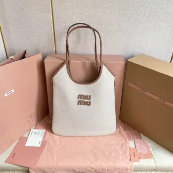 <p>5BG231 Miu家新款伊势丹限定托特包 官网主推 今年绝对爆 款式 顶级进口小牛皮 皮面细腻光滑柔软 质感高级 包身软而不塌 气质随性慵懒 容量超大 日常出街背它回头率百分百 手工缝制皮面Logo标志 内里全新麻布里 配拉链式口袋  尺寸35 X 40Cm</p>