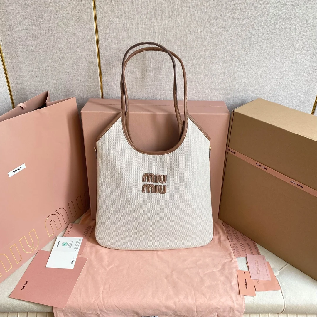 <p>5BG231 Miu家新款伊势丹限定托特包 官网主推 今年绝对爆 款式 顶级进口小牛皮 皮面细腻光滑柔软 质感高级 包身软而不塌 气质随性慵懒 容量超大 日常出街背它回头率百分百 手工缝制皮面Logo标志 内里全新麻布里 配拉链式口袋 尺寸35 X 40Cm</p>