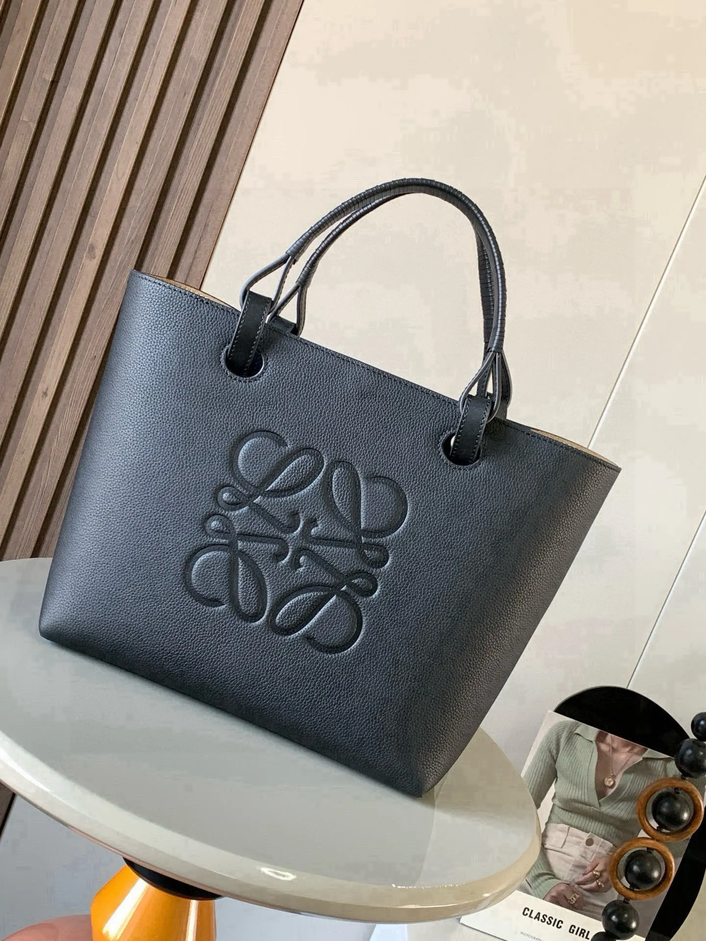 原单罗意威女包|高仿罗意威女包|精仿罗意威女包|一比一罗意威女包<p> 中号牛皮革 Anagram Tote 手袋亚麻布拼接托特色 没啥花里胡哨的设计 简单实用型 长短肩带的设计还挺好看的尺寸还比较合适 不算特别大 容易轻松满足日常需求 除了常规的经典肩带 还搭配独特的编织手柄  给简约的造型增添了不少时髦感和设计感 包身压印标志性Anagram徽标 辨识度和时尚气息那是拿捏得杠杠哒 搭配起来更是舒适又出片 可搭配较长的牛皮革顶部提手或较短的手工编织提手使用 这个尺寸版采和牛皮革制成 正面饰有大尺寸的Anagram  肩背或顶部提手携带 牛皮革系带固定*两个内部插袋*牛皮革衬里  </p><p>尺寸 29CM 25CM 14CM</p><p>款号 9300全皮</p><p>颜色 黑色荔</p>
