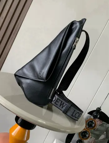 <p> 男士斜挎包胸包柔软光滑牛皮革和提花布Anton Sling 简洁实用的Sling手袋 带有可调节 织物肩带和拉链顶部设计 使用时可以折叠 并且可以用按扣固定此版本采用柔软光滑牛 皮革制成配有 LOE WE 提花带子 有两个收纳的拉链袋 一个在正面 一个是侧面侧面适合装一些贴身手机 车钥匙这些经常要取拿的东西 不得不为他设计叫绝  牛皮革拉链头 人字纹棉质帆布衬里  Anagram 压纹 </p><p>尺寸 17.5cm 13cm 34cm</p><p>款号 9052</p><p>颜色 织带黑色平纹</p>