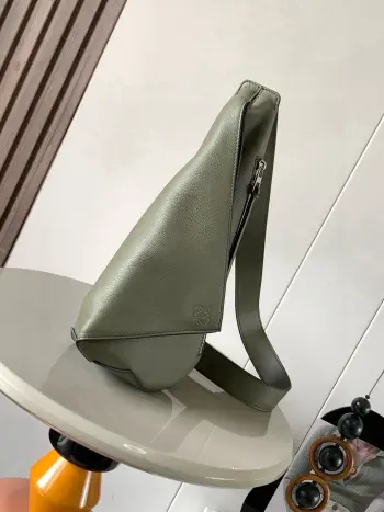 <p> 男士斜挎包胸包柔软光滑牛皮革和提花布Anton Sling 简洁实用的Sling手袋 带有可调节 织物肩带和拉链顶部设计 使用时可以折叠 并且可以用按扣固定此版本采用柔软光滑牛 皮革制成配有 LOE WE 提花带子 有两个收纳的拉链袋 一个在正面 一个是侧面侧面适合装一些贴身手机 车钥匙这些经常要取拿的东西 不得不为他设计叫绝  牛皮革拉链头 人字纹棉质帆布衬里  Anagram 压纹 </p><p>尺寸 17.5cm 13cm 34cm</p><p>款号 9052</p><p>颜色 卡其绿荔</p>