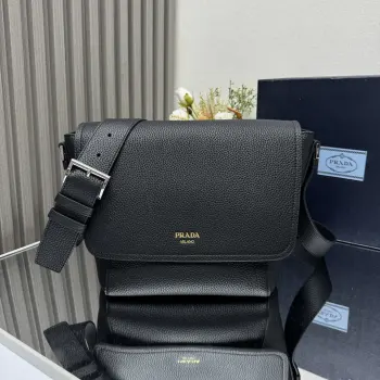 <p> 顶级原单 新款邮差包  2VD069  这款皮革单肩包采用进口小牛皮 彰显时尚休闲格调 精致小巧 翻盖廓形搭配可调节肩带 饰有金属五金配件和字母徽标 翻盖设计 上身效果非常酷 宝宝们 赶紧入手吧  尺寸 长22x高22x底12cm     </p>