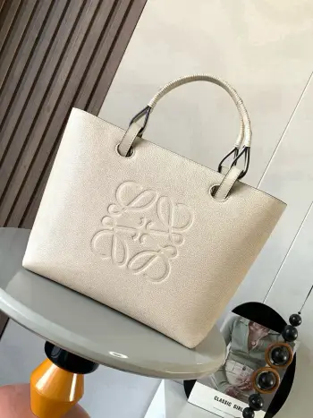 <p> 中号牛皮革 Anagram Tote 手袋亚麻布拼接托特色 没啥花里胡哨的设计 简单实用型 长短肩带的设计还挺好看的尺寸还比较合适 不算特别大 容易轻松满足日常需求 除了常规的经典肩带 还搭配独特的编织手柄  给简约的造型增添了不少时髦感和设计感 包身压印标志性Anagram徽标 辨识度和时尚气息那是拿捏得杠杠哒 搭配起来更是舒适又出片 可搭配较长的牛皮革顶部提手或较短的手工编织提手使用 这个尺寸版采和牛皮革制成 正面饰有大尺寸的Anagram  肩背或顶部提手携带 牛皮革系带固定*两个内部插袋*牛皮革衬里  </p><p>尺寸 29CM 25CM 14CM</p><p>款号 9300全皮</p><p>颜色 米白荔</p>
