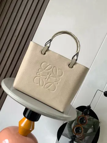 <p> 中号牛皮革 Anagram Tote 手袋亚麻布拼接托特色 没啥花里胡哨的设计 简单实用型 长短肩带的设计还挺好看的尺寸还比较合适 不算特别大 容易轻松满足日常需求 除了常规的经典肩带 还搭配独特的编织手柄  给简约的造型增添了不少时髦感和设计感 包身压印标志性Anagram徽标 辨识度和时尚气息那是拿捏得杠杠哒 搭配起来更是舒适又出片 可搭配较长的牛皮革顶部提手或较短的手工编织提手使用 这个尺寸版采和牛皮革制成 正面饰有大尺寸的Anagram  肩背或顶部提手携带 牛皮革系带固定*两个内部插袋*牛皮革衬里  </p><p>尺寸 29CM 25CM 14CM</p><p>款号 9300全皮</p><p>颜色 沙色荔</p>
