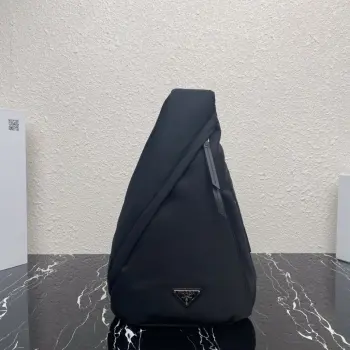 <p> 顶级原单 新款胸包 2VZ092 2021秋冬男女士新款手袋主张时尚简约的线条感 包身风格介于背包和单肩包之间 演绎混搭设计风格 配旁开扣的可调式编织尼龙肩带彰显功能性 标志性的涂珐琅金属三角形徽标彰显品牌格调 简约又大气 上身效果非常酷  喜欢宝宝们 赶紧下手吧  尺寸 长26.5x高37.5x底10cm</p>
