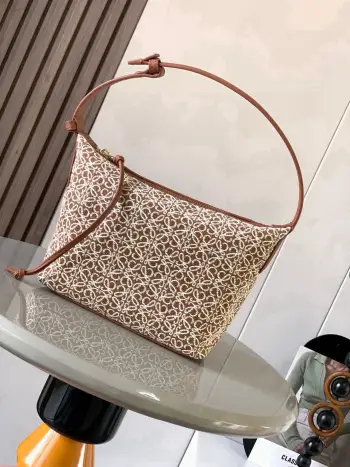 <p> Anagram提花布和牛皮革 Cubi手袋小号 便当包 Cubi饭盒包 这一季的快乐是Cubi给的 L0 ewe 最新抢手腋下包 Cubi 绣花设计自带高级感 随便搭件素色白T 都能产生奇妙的化学反应 肩带的调节功能也十分用心 没有过多的繁琐 轻轻一扣 解放双手 手提 腋下肩背都好看 容量大 自重还很轻 太可爱了 快来开启 炸街 模式 Cubi Anagram 包袋是一款宽敞的肩包 带有牛皮革底座和柔软的包身 这个版本采用牛皮革和 Anagram 提花布制成   </p><p>小号尺寸:21 17 13CM</p><p>款号 9007</p><p>颜色 棕色小花</p>