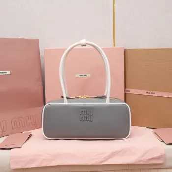 <p>5BB173 Miu新品保龄球 最新双色搭配设计 采用超柔软小牛皮材质 大胆创新的设计完美诠释了Miu不拘一格 潇洒随意包容的人生态度 这款包包很酷 定格精致的多功能设计 融合男装和女装元素 随性慵懒 自然洒脱 充满个性 全新的帆布衬里 火遍全网不是没道理的 各大时尚搏主明星都爱背它 尺寸 28X12X9cm</p>