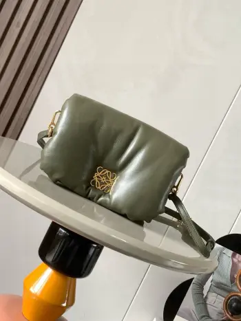 <p> 迷你闪亮纳帕羊皮革 Puffer Goya 手袋 puffer Goya 受到了 Goya 美学和关键细节的启发  通过带有鹅毛衬垫的闪亮纳帕羊皮革 带来了全新的感官和触觉维度 配有可拆卸的金属甜甜圈链条 *肩背 磁扣 两个隔层 包括一个拉链 一款很特别的包包 口袋和一个贴袋 纳帕羊皮革衬里  一款很特别的包包Puffer Goya好肥好胖软嘟嘟的 Goya 太可爱啦 手感无敌 真心好看 云朵包胖嘟嘟软fufu的超级可爱 抱枕一样的软糯手感超好rua配有甜甜圈一样的金属短链条不累肩舒适指数满分 </p><p>尺寸 20CM 13CM 6CM</p><p>款号 9141</p><p>颜色 卡其绿</p>