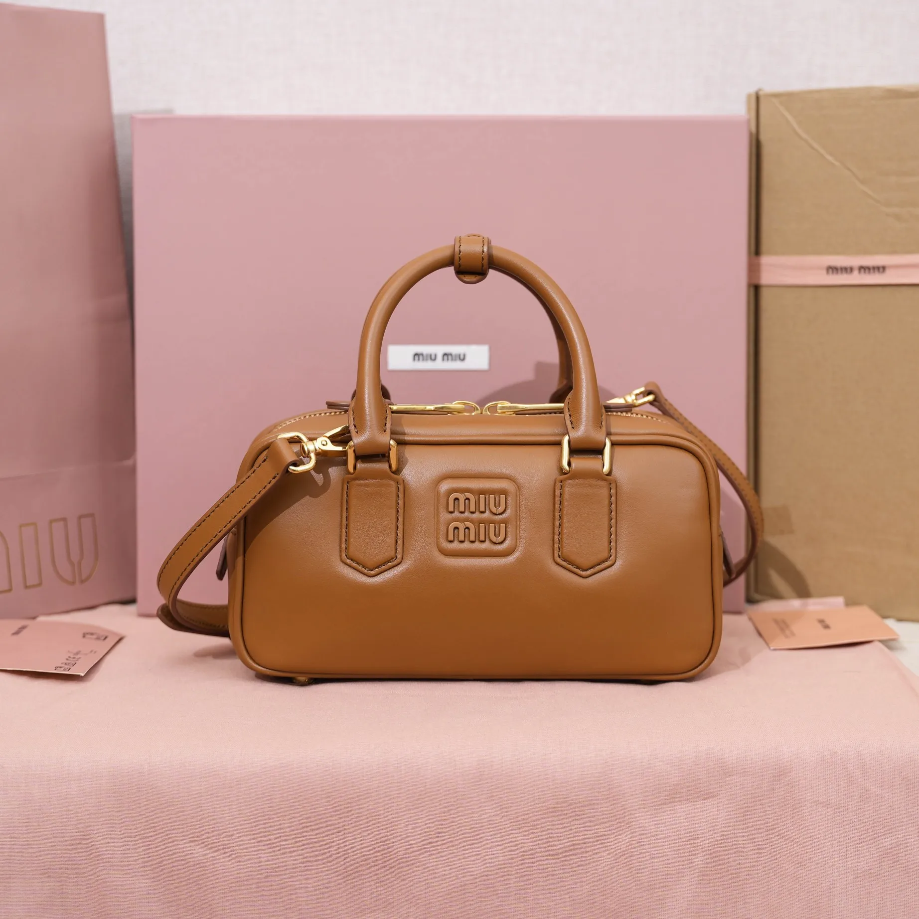 原单MIUMIU女包|高仿MIUMIU女包|精仿MIUMIU女包|一比一MIUMIU女包<p>原厂皮  NFC 芯片版  </p><p>保龄球第三代 5BB142 Miu家新款保龄球包包 官网主推 今年绝对式 顶级进口小牛皮 Miu家独具风格Matelasse图案 包身精致立体有型 正面刻字徽标与皮革颜色相呼应 可拆卸可调节皮革长肩带 棉质缎面衬里 配拉链式口袋 众多明星网红同款 尺寸22X10.5X7.5Cm 配原版包装 </p>