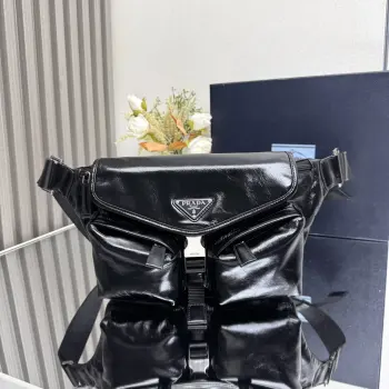 <p> 顶级原单 2VH174油蜡皮单肩包这款皮革单肩包采用现代几何线条设计 充满百搭时尚魅力 以柔软皮革呈现小巧款型 工装风口袋和侧插扣等细节兼具精致风范与功能性 可调节肩带方便斜挎 标志性涂珐琅三角形金属徽标彰显经典格调 赶紧入手吧 尺寸 长24x高18x底5.5cm</p>