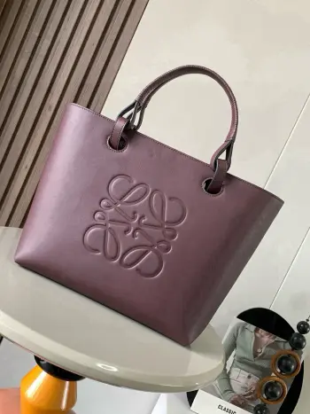 <p> 中号牛皮革 Anagram Tote 手袋亚麻布拼接托特色 没啥花里胡哨的设计 简单实用型 长短肩带的设计还挺好看的尺寸还比较合适 不算特别大 容易轻松满足日常需求 除了常规的经典肩带 还搭配独特的编织手柄  给简约的造型增添了不少时髦感和设计感 包身压印标志性Anagram徽标 辨识度和时尚气息那是拿捏得杠杠哒 搭配起来更是舒适又出片 可搭配较长的牛皮革顶部提手或较短的手工编织提手使用 这个尺寸版采和牛皮革制成 正面饰有大尺寸的Anagram  肩背或顶部提手携带 牛皮革系带固定*两个内部插袋*牛皮革衬里  </p><p>尺寸 29CM 25CM 14CM</p><p>款号 9300全皮</p><p>颜色 梅子色平纹</p>