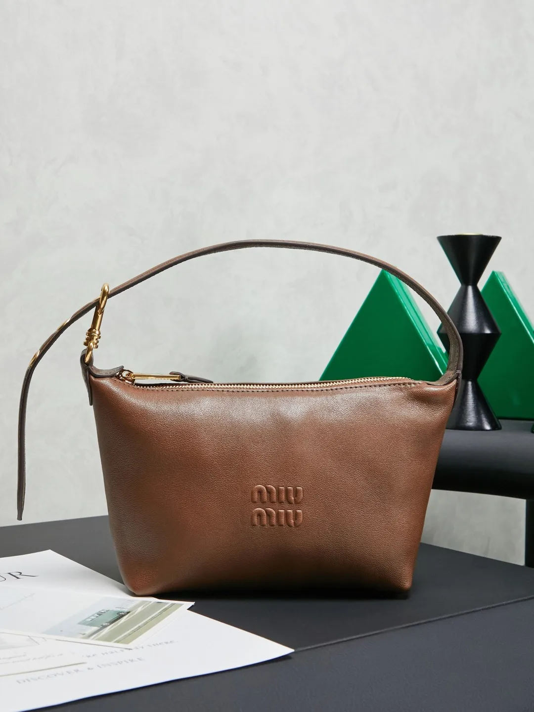 原单MIUMIU女包|高仿MIUMIU女包|精仿MIUMIU女包|一比一MIUMIU女包<p>5NE841 新品饭盒包 复古做旧植柔羊皮 正面标志性 Miu金额logo 棉布内里 超轻 容量大 怎么搭都好看 一年四季都适用 尺寸 底长19cm 开口宽25.5cm 高14cm 底部宽10cm </p>