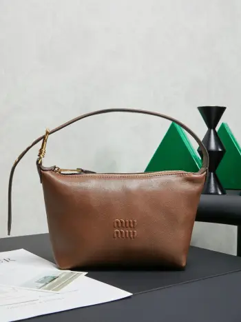 <p>5NE841 新品饭盒包 复古做旧植柔羊皮 正面标志性 Miu金额logo 棉布内里 超轻 容量大 怎么搭都好看 一年四季都适用 尺寸 底长19cm 开口宽25.5cm 高14cm 底部宽10cm </p>