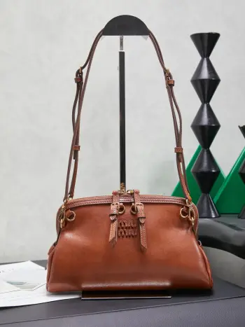 <p>5BF131 Miu新品特色款式贝壳双肩包 精致细腻光泽小牛皮 简约线条结合时装秀的灵感和现代女性气质 在风格实验和精致多样性之间取得了平衡 手袋有多种佩戴方式 单肩 手拿 斜挎 双肩 呈现百搭复古风格 延续 miu不拘一格 大胆创新 慵懒不鞍却又自然洒脱的风格 个性鲜明 能驾驭各种风格 上班通勤外出逛街都是绝佳选择</p><p>尺寸 24 X 14 X8.5 cm</p>