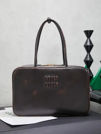 <p> 5BB117 MiuMiu新品保龄球包 采用顶级进口小羊皮  皮质光滑细腻柔软 棉质缎面衬里 这款包包很酷 定格精致的多功能设计 融合男装和女装元素 随性慵懒 自然洒脱 充满个性 超大容量还很轻便 简约却不简单 各大时尚搏主几乎人手一个 尺寸 34X23X12cm</p>