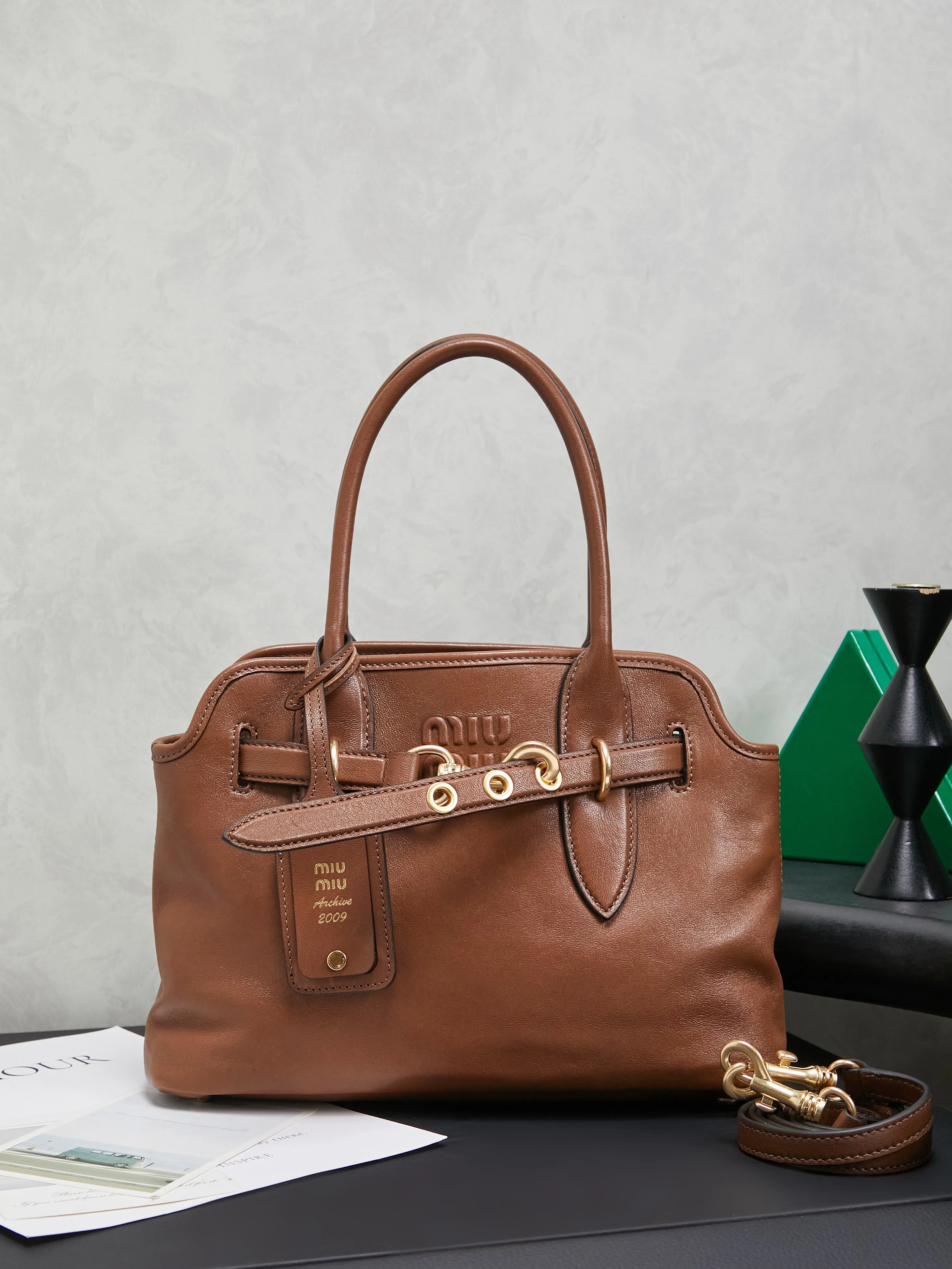 原单MIUMIU女包|高仿MIUMIU女包|精仿MIUMIU女包|一比一MIUMIU女包<p>5BA292</p><p>Aventure包袋展现出简约随性的魅力 重新诠释经典线条 这款柔软的Nappa变体展现出多功能和实用的态度 并通过精致独特的细节得到提升 aventure nappa皮革手袋灵感源自miu典藏设计 结构经过调整 变得更加轻便 焕发全新个性 饰以压花字母徽标 增添标志性素 复古金色五金配件 亚麻混纺衬里 配拉链口袋和贴袋 长手腕适合用作手提或单肩 </p><p>尺寸 22X 30X10cm</p>