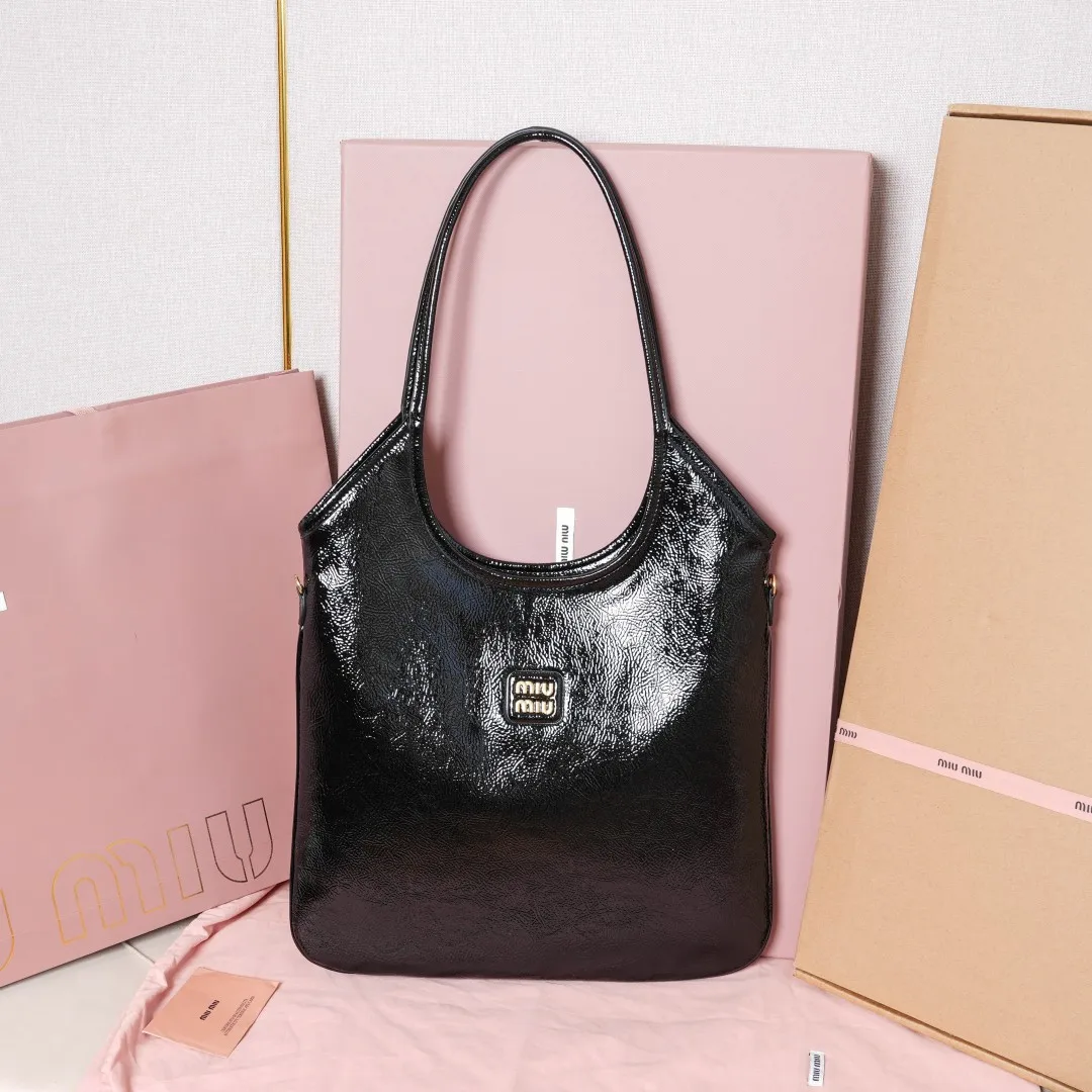 原单MIUMIU女包|高仿MIUMIU女包|精仿MIUMIU女包|一比一MIUMIU女包<p> 皱漆原厂皮黑色 </p><p>5BG231 Miu家新款伊势丹限定托特包 官网主推 今年绝对式 全新油蜡漆皮 独特的冰裂纹理皮面 皮质质感一绝 包身软而不塌 气质随性慵懒 容量超大 日常出街背它回头率百分百 手工缝制皮面Logo标志 内里全新麻布里 配拉链式口袋 尺寸35 X 40Cm</p>