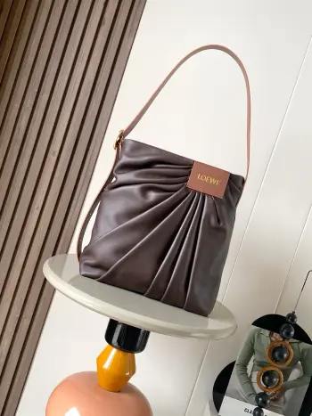 <p> 新款  柔软纳帕羊皮革Draped手袋 Draped 手袋别具一格 灵感源自L0 EWE 标志性成衣的垂坠廓形 柔软的雕塑感造型 搭配宽肩带 饰有镌刻L0  EWE 标志的醒目搭扣 此版本采用柔软纳帕羊皮革制成 *可肩背或斜挎*可调节肩带*磁扣开合 一个内部牛皮革贴袋*人字纹棉质帆布衬里*L0  EWE烫金</p><p>尺寸 30CM 29CM 13CM</p><p>款号 9156</p><p>颜色 仿古棕</p>