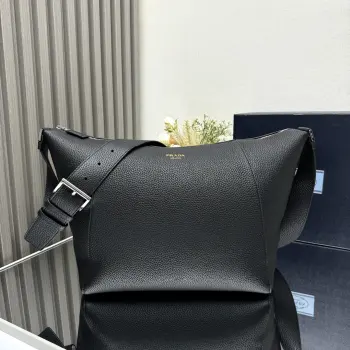 <p> 顶级原单 新款邮差包 2VH177  这款手袋采用柔软的粒面皮革制作 柔软触感突显简约线性廓形 彰显休闲态度 极简设计 搭配可调节肩带 饰以丰富细节 是品牌工匠精湛技艺的生动表达 点缀以优雅的字母徽标 突显造型的精致简约之美 喜欢宝宝们 赶紧入手吧  </p><p>长30x高27.5x底14cm  </p>