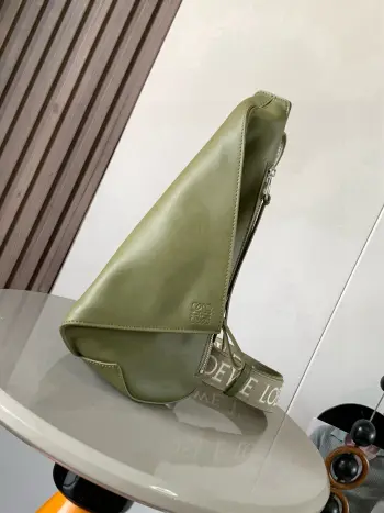 <p> 男士斜挎包胸包柔软光滑牛皮革和提花布Anton Sling 简洁实用的Sling手袋 带有可调节 织物肩带和拉链顶部设计 使用时可以折叠 并且可以用按扣固定此版本采用柔软光滑牛 皮革制成配有 LOE WE 提花带子 有两个收纳的拉链袋 一个在正面 一个是侧面侧面适合装一些贴身手机 车钥匙这些经常要取拿的东西 不得不为他设计叫绝  牛皮革拉链头人字纹棉质帆布衬里  Anagram 压纹 </p><p>尺寸 17.5cm 13cm 34cm</p><p>款号 9052</p><p>颜色 织带橄榄绿</p>