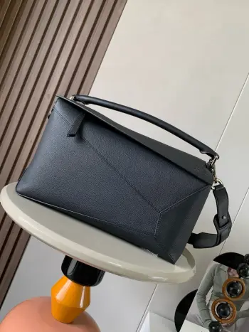 <p> 新款大号几何包36CM Puzzle手袋 原厂进口荔枝纹牛皮   罗家爆款几何包 Puzzle 手袋是创意总监乔纳森 安德森  Jonathan Anderson  为 L0 EWE 推出的首款手提包包 长方体形状和精确的切割技术创造了 Puzzle 独特的几何线条 简约大气的几何设计时髦中带着股酷劲 可甜可盐 原厂荔枝纹小牛皮 包型都不变型 手感舒适得没话说上身气质立马up 立体包型还蕴藏着非凡的容量 是永远都囤不够的热门单品 </p><p>尺寸 36CM 23CM 19CM</p><p>款号 9054</p><p>颜色 黑色荔</p>