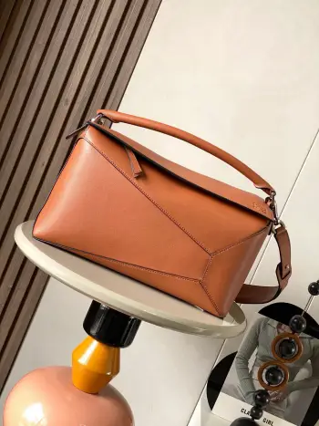 <p> 新款大号几何包36CM Puzzle手袋 原厂进口荔枝纹牛皮   罗家爆款几何包 Puzzle 手袋是创意总监乔纳森 安德森  Jonathan Anderson  为 L0 EWE 推出的首款手提包包 长方体形状和精确的切割技术创造了 Puzzle 独特的几何线条 简约大气的几何设计时髦中带着股酷劲 可甜可盐 原厂荔枝纹小牛皮 包型都不变型 手感舒适得没话说上身气质立马up 立体包型还蕴藏着非凡的容量 是永远都囤不够的热门单品 </p><p>尺寸 36CM 23CM 19CM</p><p>款号 9054</p><p>颜色 棕色平纹</p>