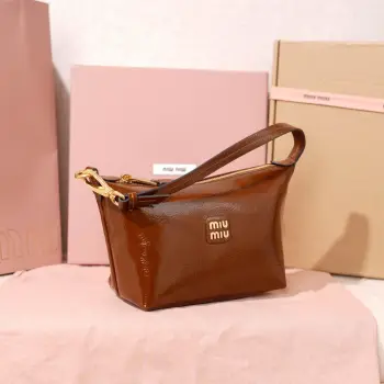 <p>5NE841 新品油蜡漆皮饭盒包 独特的冰裂纹理 正面标志性 Miu金额logo 棉布内里 超轻 容量大 怎么搭都好看 一年四季都适用 尺寸 底长19cm 开口宽25.5cm 高14cm 底部宽10cm</p>
