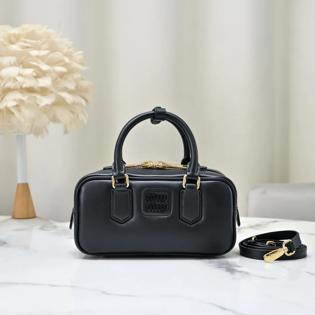原单MIUMIU女包|高仿MIUMIU女包|精仿MIUMIU女包|一比一MIUMIU女包<p>原单黑色</p><p>5BB142 Miu家新款保龄球包包 官网主推 今年绝对式 顶级进口小牛皮 Miu家独具风格Matelasse图案 包身精致立体有型 正面刻字徽标与皮革颜色相呼应 可拆卸可调节皮革长肩带 棉质缎面衬里 配拉链式口袋 众多明星网红同款 尺寸22X10.5X7.5Cm 配原版包装</p>