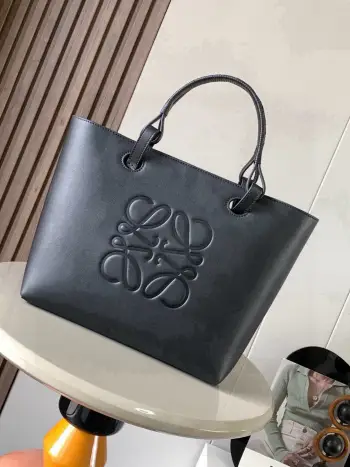 <p> 中号牛皮革 Anagram Tote 手袋亚麻布拼接托特色 没啥花里胡哨的设计 简单实用型 长短肩带的设计还挺好看的尺寸还比较合适 不算特别大 容易轻松满足日常需求 除了常规的经典肩带 还搭配独特的编织手柄  给简约的造型增添了不少时髦感和设计感 包身压印标志性Anagram徽标 辨识度和时尚气息那是拿捏得杠杠哒 搭配起来更是舒适又出片 可搭配较长的牛皮革顶部提手或较短的手工编织提手使用 这个尺寸版采和牛皮革制成 正面饰有大尺寸的Anagram  肩背或顶部提手携带 牛皮革系带固定*两个内部插袋*牛皮革衬里  </p><p>尺寸 29CM 25CM 14CM</p><p>款号 9300全皮</p><p>颜色 黑色平纹</p>