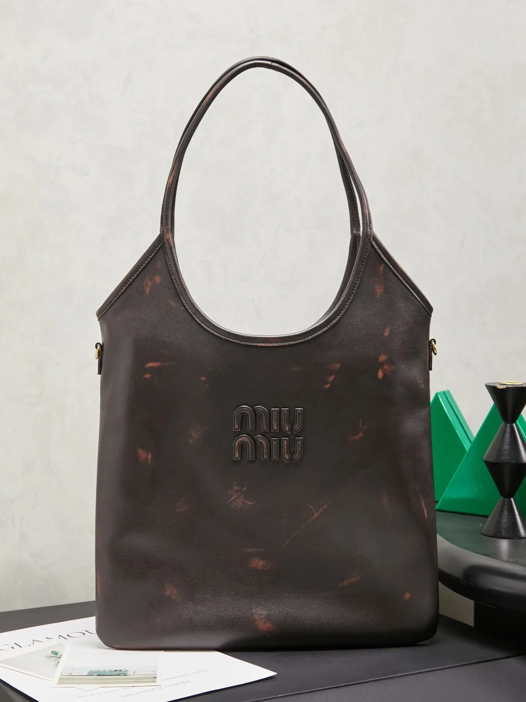 原单MIUMIU女包|高仿MIUMIU女包|精仿MIUMIU女包|一比一MIUMIU女包<p>5BG231 Miu家新款伊势丹限定托特包 官网主推 今年绝对式 顶级进口小牛皮 皮面细腻光滑柔软 质感高级 包身软而不塌 气质随性慵懒 容量超大 日常出街背它回头率百分百 手工缝制皮面Logo标志 内里全新麻布里 配拉链式口袋 尺寸35 X 40Cm</p>