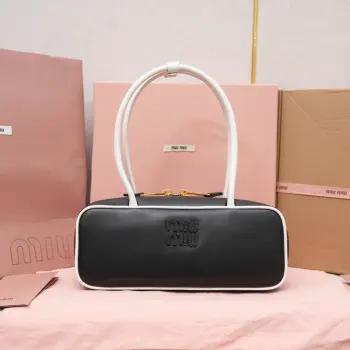 <p>5BB173 Miu新品保龄球 最新双色搭配设计 采用超柔软小牛皮材质 大胆创新的设计完美诠释了Miu不拘一格 潇洒随意包容的人生态度 这款包包很酷 定格精致的多功能设计 融合男装和女装元素 随性慵懒 自然洒脱 充满个性 全新的帆布衬里 火遍全网不是没道理的 各大时尚搏主明星都爱背它 尺寸 28X12X9cm </p>