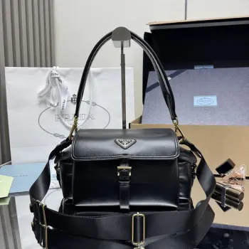 <p> 顶级原单 新款邮差包 1BD394羊皮 黑色 到货   这款手袋完美融合精致与功能性 采用进口小羊皮 轮廓柔和 配有多个口袋 轻盈实用的设计结合运动与百搭元素 饰有涂珐琅三角形金属徽标 搭配皮革细节 配有2条肩带可拆卸 容量大 太完美 又是一款永久不过时爆款 大号男女共用 赶紧入手吧  尺寸 长30x高14x底10cm  </p>