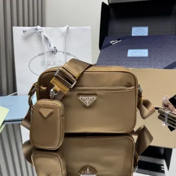 <p> 顶级原单 新款三合一 1BC167   这款矩形单肩包设计紧凑 呈现鲜明的街头着装格调 功能性与简约线条邂逅 造就醒目特色 包身采用海洋塑料回收物提纯所制的创新性Re-Nylon再生尼龙面料打造 涂珐琅金属三角形徽标和可拆卸小袋彰显现代特色 简约大气 男女共用款 赶紧入手吧  尺寸 长23x高15x底7cm</p>