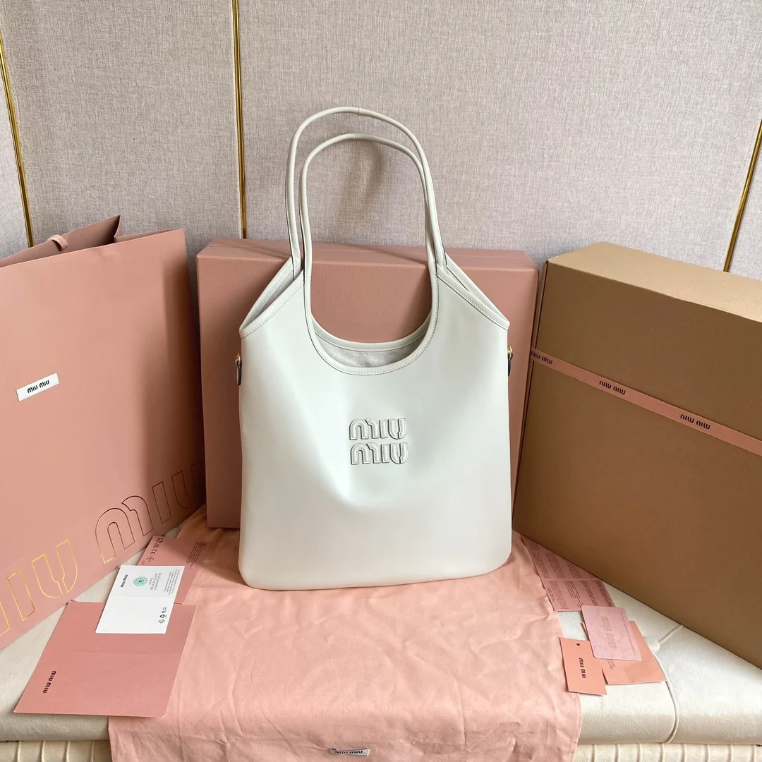 原单MIUMIU女包|高仿MIUMIU女包|精仿MIUMIU女包|一比一MIUMIU女包<p>5BG231 Miu家新款伊势丹限定托特包 官网主推 今年绝对式 顶级进口小牛皮 皮面细腻光滑柔软 质感高级 包身软而不塌 气质随性慵懒 容量超大 日常出街背它回头率百分百 手工缝制皮面Logo标志 内里全新麻布里 配拉链式口袋 尺寸35 X 40Cm</p>