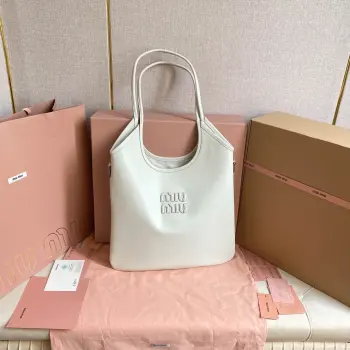 <p>5BG231 Miu家新款伊势丹限定托特包 官网主推 今年绝对爆 款式 顶级进口小牛皮 皮面细腻光滑柔软 质感高级 包身软而不塌 气质随性慵懒 容量超大 日常出街背它回头率百分百 手工缝制皮面Logo标志 内里全新麻布里 配拉链式口袋 尺寸35 X 40Cm</p>