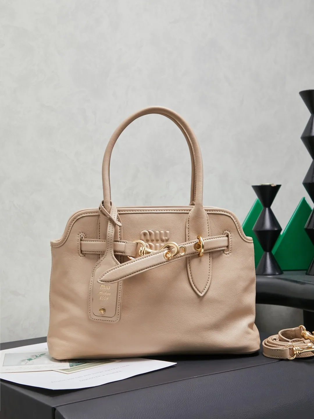 原单MIUMIU女包|高仿MIUMIU女包|精仿MIUMIU女包|一比一MIUMIU女包<p>5BA292</p><p>Aventure包袋展现出简约随性的魅力 重新诠释经典线条 这款柔软的Nappa变体展现出多功能和实用的态度 并通过精致独特的细节得到提升 aventure nappa皮革手袋灵感源自miu典藏设计 结构经过调整 变得更加轻便 焕发全新个性 饰以压花字母徽标 增添标志性素 复古金色五金配件 亚麻混纺衬里 配拉链口袋和贴袋 长手腕适合用作手提或单肩 </p><p>尺寸 22X 30X10cm</p>