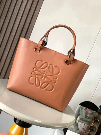 <p> 中号牛皮革 Anagram Tote 手袋亚麻布拼接托特色 没啥花里胡哨的设计 简单实用型 长短肩带的设计还挺好看的尺寸还比较合适 不算特别大 容易轻松满足日常需求 除了常规的经典肩带 还搭配独特的编织手柄  给简约的造型增添了不少时髦感和设计感 包身压印标志性Anagram徽标 辨识度和时尚气息那是拿捏得杠杠哒 搭配起来更是舒适又出片 可搭配较长的牛皮革顶部提手或较短的手工编织提手使用 这个尺寸版采和牛皮革制成 正面饰有大尺寸的Anagram  肩背或顶部提手携带 牛皮革系带固定*两个内部插袋*牛皮革衬里  </p><p>尺寸 29CM 25CM 14CM</p><p>款号 9300全皮</p><p>颜色 棕色平纹</p>