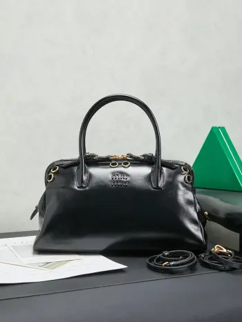 <p>5BA303黑色到货现货出货</p><p>Miumiu新款贝壳包</p><p>油蜡皮复古美  审美真的很在线噢  多种背法的松弛感拉满   贝壳形状+手柄设计   复古又时尚   慵懒的风格  不论是日常闲坐  还是约会逛街都是很时髦. 总之就是很好看啦.. 可自己diy小挂件哦 </p><p>size 30*8*19</p>