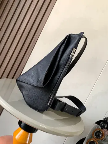 <p> 男士斜挎包胸包柔软光滑牛皮革和提花布Anton Sling 简洁实用的Sling手袋 带有可调节 织物肩带和拉链顶部设计 使用时可以折叠 并且可以用按扣固定此版本采用柔软光滑牛 皮革制成配有 LOE WE 提花带子 有两个收纳的拉链袋 一个在正面 一个是侧面侧面适合装一些贴身手机 车钥匙这些经常要取拿的东西 不得不为他设计叫绝  牛皮革拉链头 人字纹棉质帆布衬里  Anagram 压纹 </p><p>尺寸 17.5cm 13cm 34cm</p><p>款号 9052</p><p>颜色 黑色荔</p>