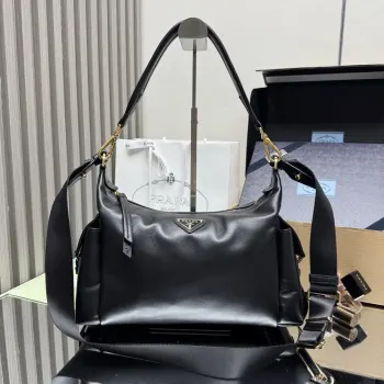<p> 顶级原单 新品羊皮 1BC264探索包  这款探索包采用进口羊皮 具有柔软的轮廓和多个口袋 轻质实用的Re-Nylon强调了设计的多功能风格 而皮革细节和标志性点缀则反映了P家的手工传统 配有2条可拆卸 可调节的编织标志带肩带 容量空间大 上身效果非常时尚 又是一款永久不过时爆款 值得拥有 尺寸 长32x高22x底11.5cm</p>