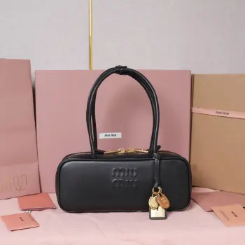 <p>5BB173 Miu新尺寸长手柄保龄球 采用超柔软小牛皮材质 搭配别致饰品挂件 大胆创新的设计完美诠释了Miu不拘一格 潇洒随意包容的人生态度 这款包包很酷 定格精致的多功能设计 融合男装和女装元素 随性慵懒 自然洒脱 充满个性 上班通勤 逛街旅游都是绝佳选择 火遍全网不是没道理的 各大时尚搏明星都爱背它 尺寸 28X12X8cm</p>