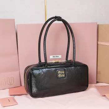 <p>皱漆原厂皮 miu新品保龄球 重手工制作 采用全新油蜡漆皮材质 独特的冰裂纹理皮面 大胆创新的设计完美诠释了miu不拘一格 潇洒随意包容的人生态度 这款包包很酷 定格精致的多功能设计 随性慵懒 自然洒脱 充满个性 全新的帆布衬里 火遍全网不是没道理的 各大时尚搏主明星都爱背它</p><p>型号:5BB147/5BB173亮面</p><p>尺寸 28x12x9cm</p>