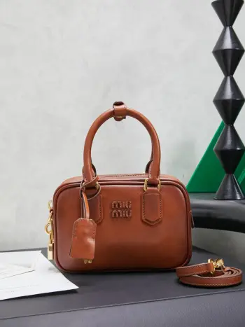 <p>5BB123 MiuMiu新品too pretty保龄球手袋 采用进口小牛皮 复古磨砂五金 保留了应有的俏皮感 包型整体硬挺有型 充满个性 时髦复古感拉满 妥妥的个性大女主 可手提可斜挎 多种风格随意切换 经典干邑色 一年四季都可以完美搭配 尺寸 19X13X6CM</p><p></p>